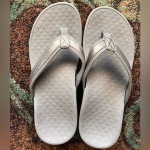 Vionic gray sandals size 8